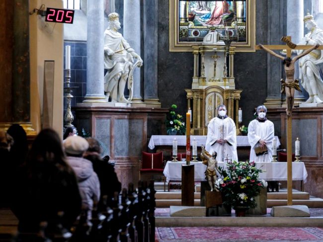 Mikas dôrazne odporúča, aby chodili ľudia na bohoslužby otestovaní