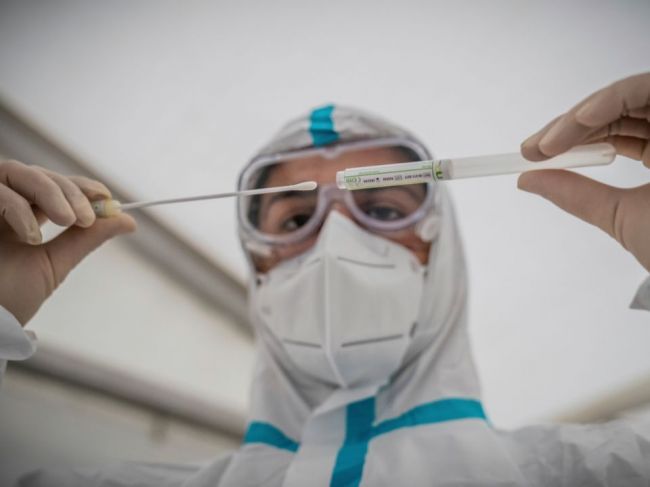 V stredu pribudlo 677 nakazených, nemocnice si naďalej polepšujú