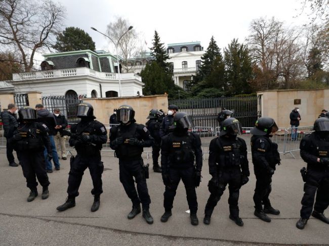 Okolie ruskej ambasády v Prahe obsadila polícia, prítomní sú aj ťažkoodenci