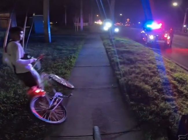 Video: Policajti namierili zbrane na okoloidúcich cyklistov. Podobali sa vraj na zločincov