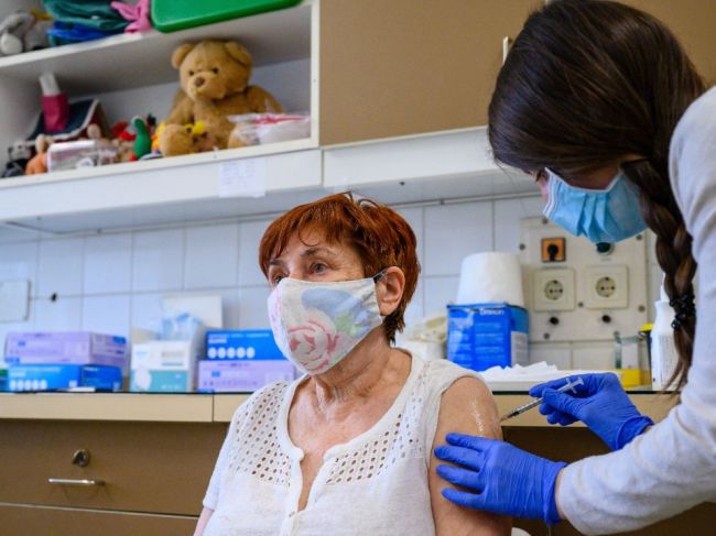 V piatok bude v Maďarsku zrejme zaočkovaných už 3,5 milióna ľudí, otvoria terasy