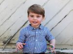 Princ Louis oslavuje tretie narodeniny, zverejnili novú fotografiu
