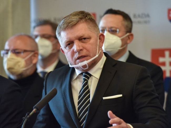 Smer-SD zvažuje pracovný snem k referendu