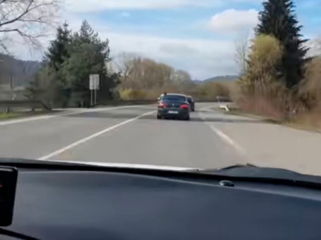 Video: Vodič sa snažil uniknúť polícii, nezastavili ho ani výstrely