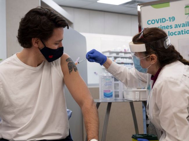 Trudeau dostal prvú dávku vakcíny od firmy AstraZeneca