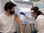 Trudeau dostal prvú dávku vakcíny od firmy AstraZeneca