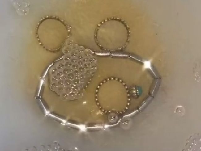 Video: Žena účinne vyčistila strieborné šperky. Po 20 minútach bola v šoku
