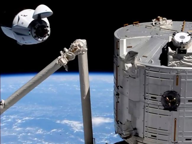 Kapsula Crew Dragon s novou posádkou sa úspešne pripojila k ISS