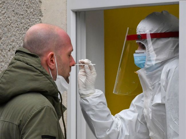 Na Slovensku pribudlo 435 prípadov nákazy, počet obetí sa zvýšil o 37