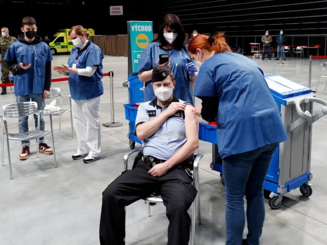 Očkovanie proti COVID-19 v Česku funguje, ukazujú celorepublikové dáta