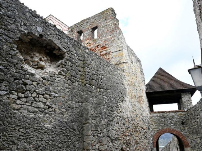 Na Trenčianskom hrade sa zosypala malá časť múru z čias Matúša Čáka