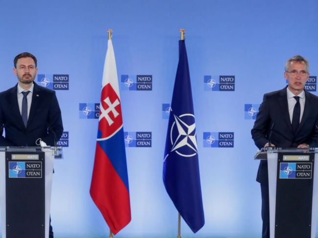 NATO je hlavným pilierom obrany SR, povedal Heger Stoltenbergovi