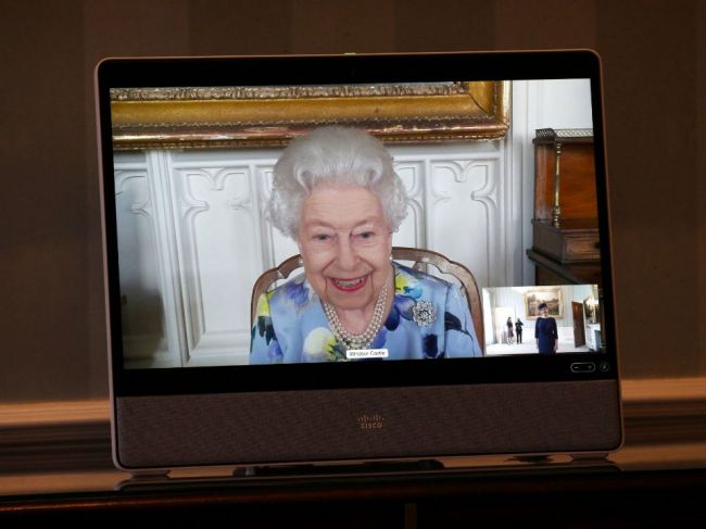 Britská kráľovná sa ukázala na verejnosti prvýkrát od pohrebu princa Philipa