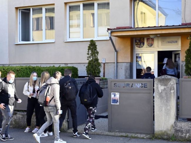 Žiaci, ktorí prídu na prijímacie skúšky na strednú školu, musia mať negatívny test