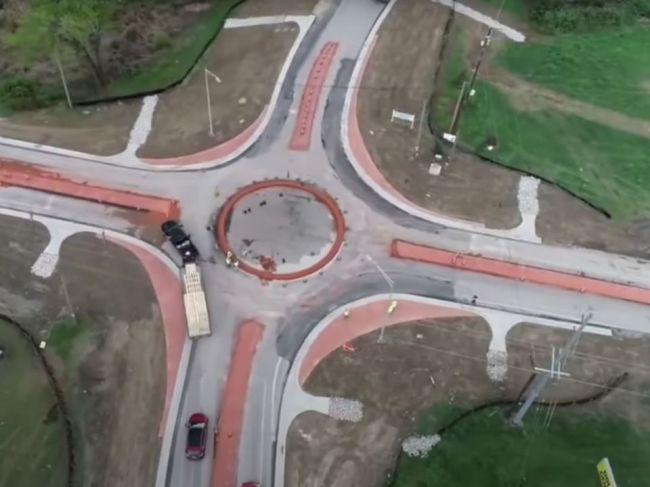 Video: V meste vybudovali kruhový objazd, Američanom ale neukázali, ako ho použiť