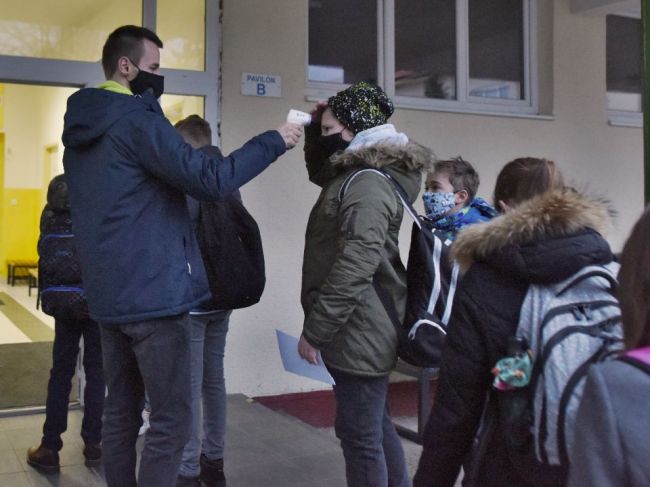Žiaci sa už nemusia v školách preukazovať negatívnym testom