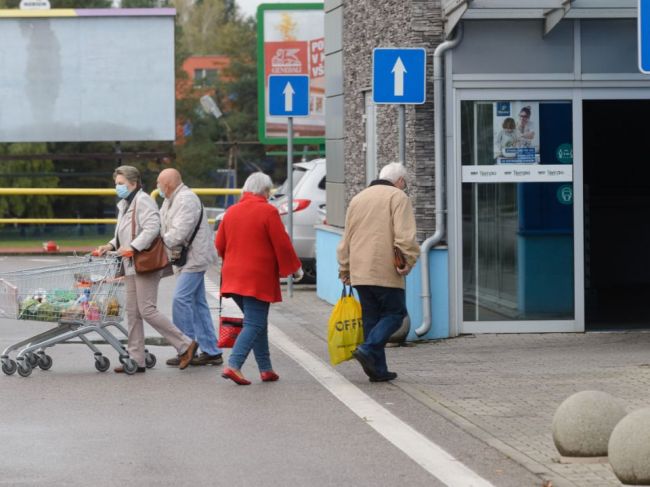 V obchodoch zrušia hodiny pre seniorov