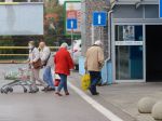 V obchodoch zrušia hodiny pre seniorov