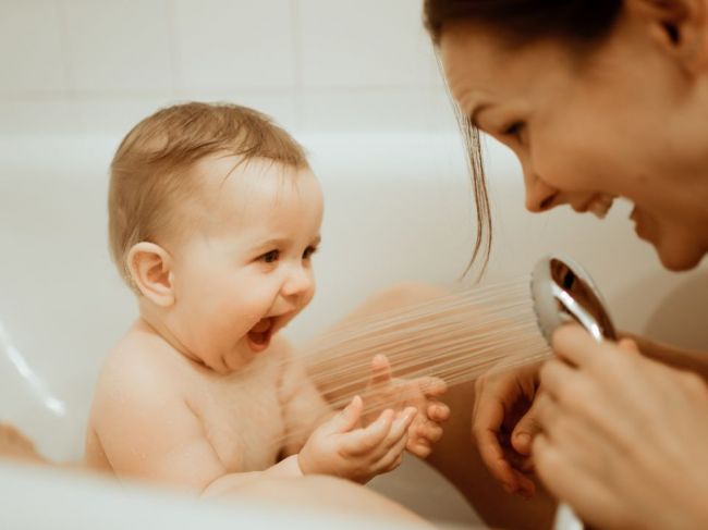 Ako často kúpať dojča a batoľa? Lekár varuje pred príliš častými kúpeľmi