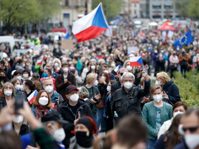 Proti Zemanovi a ruskému vplyvu demonštrovali v českých mestách tisíce ľudí