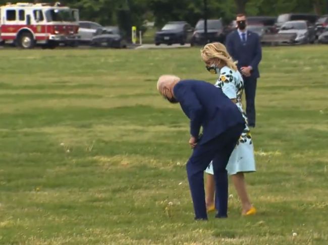 Video: Joe Biden prekvapil manželku na ceste do lietadla. Toto venoval prvej dáme