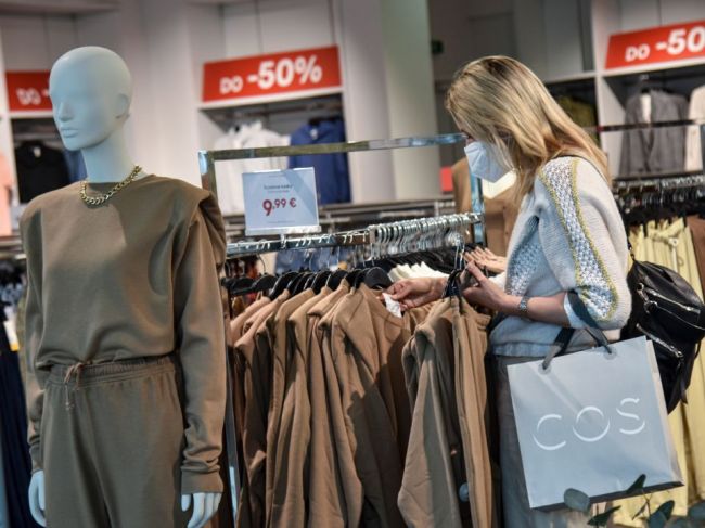 Pravidlá pre vstupy do prevádzok v ružových a červených okresoch sa upravia