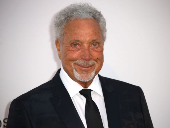 Sir Tom Jones sa stal najstarším mužom s albumom na prvom mieste