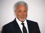 Sir Tom Jones sa stal najstarším mužom s albumom na prvom mieste