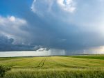 SHMÚ: Meteorológovia varujú pred búrkami i silným dažďom