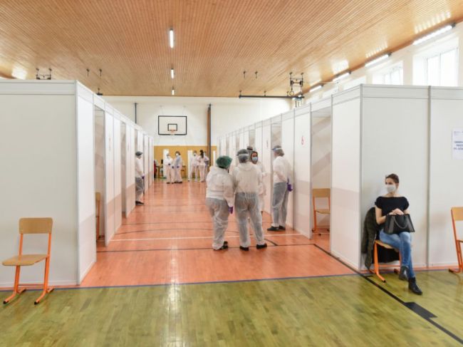 Vo veľkokapacitných centrách Trnavského kraja začali očkovať aj vakcínou Pfizer/BioNTech