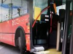 Autobus zrazil chodkyňu, utrpela ťažké zranenia
