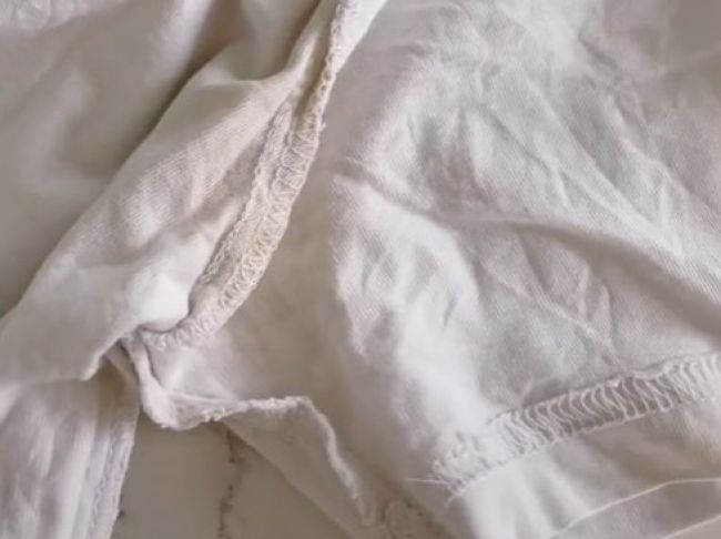 Video: Takto sa zbavíte žltých škvŕn na bielom oblečení. Stačia dve tabletky