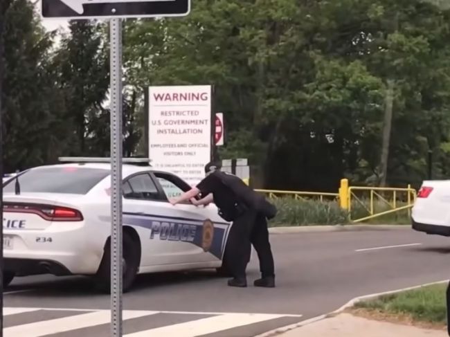 Agenti FBI postrelili pred sídlom CIA ozbrojeného muža