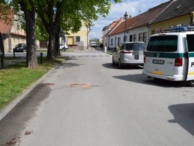 Žena po páde z bicykla zomrela, polícia apeluje na cyklistov