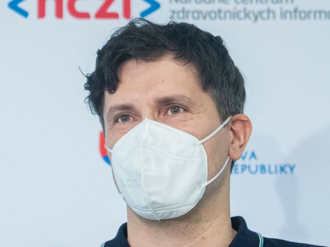 Šéfa NCZI odvolali, v pondelok kritizoval postup pri očkovaní