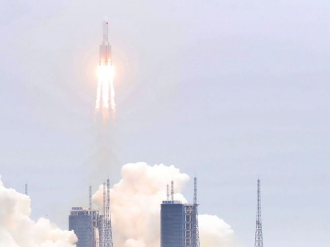 Čínska raketa sa môže zrútiť do obývanej oblasti, jej pád sa očakáva počas víkendu