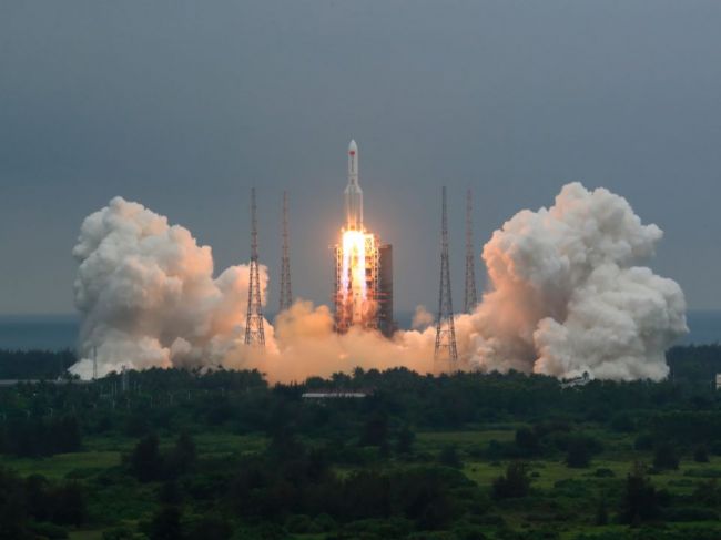 Čína tvrdí, že riziko ničivého dopadu jej rakety na Zem je extrémne nízke