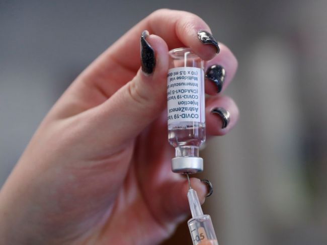 Britský úrad odporúča, aby tridsiatnikom podali za vakcínu AstraZeneca náhradu