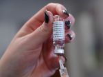 Britský úrad odporúča, aby tridsiatnikom podali za vakcínu AstraZeneca náhradu