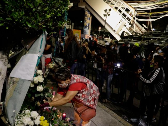 Počet obetí pádu nadjazdu pre metro v mexickom hlavnom meste stúpol na 26