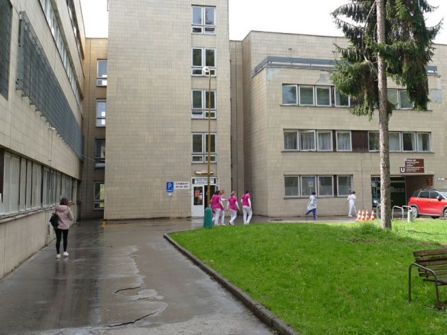 Na Slovensku pribudlo 373 prípadov COVID-19, počet obetí sa zvýšil o 44