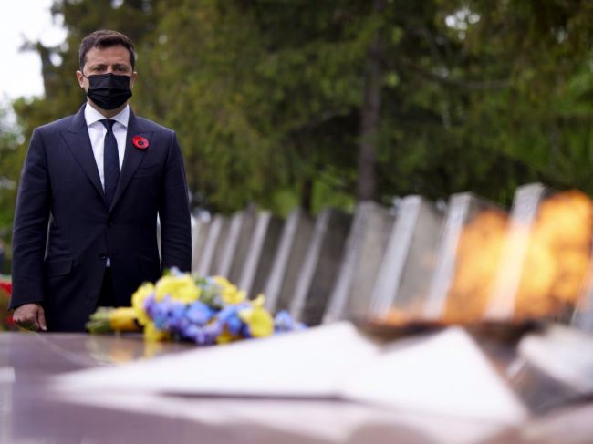 Zelenskyj si pripomenul koniec druhej svetovej vojny pri hraniciach s Ruskom