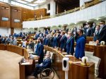 Poslanci zarábajú v roku 2021 mesačne vyše 5000 eur, platy sa líšia