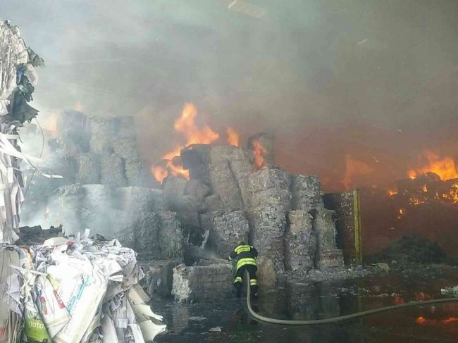 V Harmanci vypukol požiar, horela skladová hala
