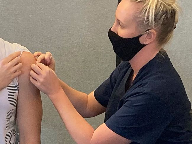 Študentke omylom vstrekli šesť dávok vakcíny Pfizer