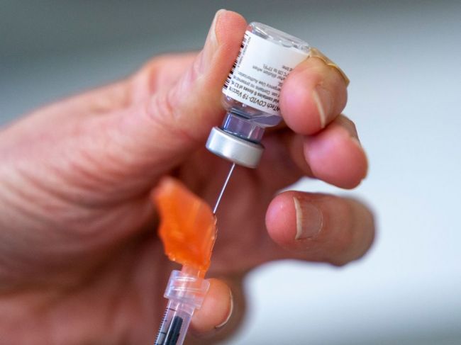 BioNTech: Adaptácia vakcíny proti covidu voči variantom nie je nateraz potrebná