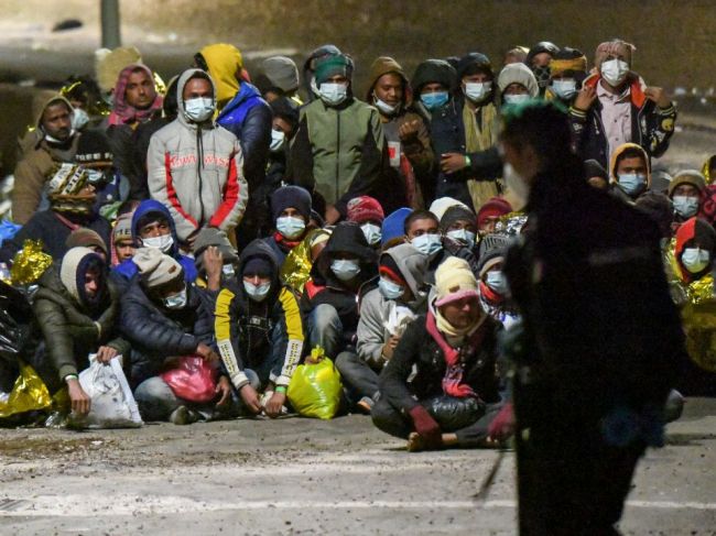 Brusel žiada členské štáty EÚ, aby pomohli Taliansku s migrantmi