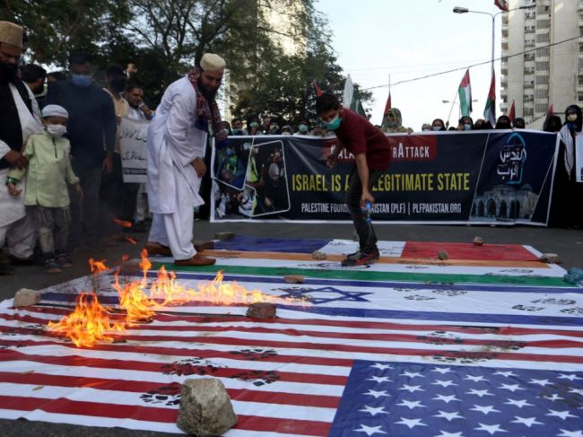 Pakistanskí demonštranti podpálili izraelskú a americkú vlajku