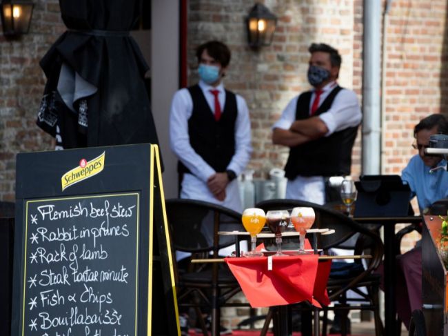 Belgicko znovu povolí konzumáciu vo vnútri reštaurácií a kaviarní a otvorí kiná
