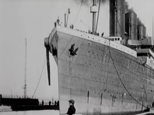 Video: Tieto mrazivé zábery sú jediné, ktoré zobrazujú Titanic pred potopením a po ňom